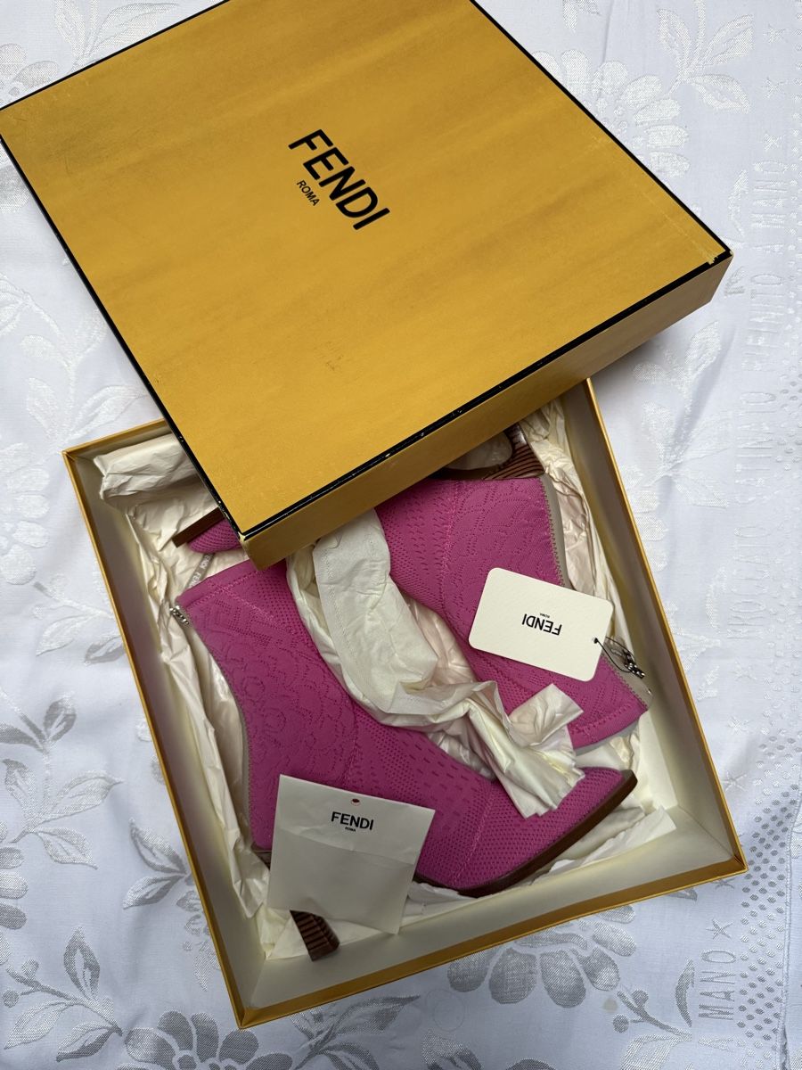 Fendi Scarpe da donna: Fendi boots new 37 1100$ – Nuovo (secondo la descrizione) da Barna venduto da orbuyorcry 7