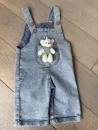Baby Jeans-Latzhose mit Teddy-Anhänger