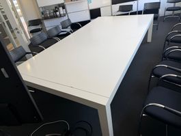 Grosser Konferenztisch
