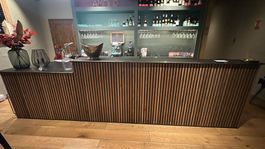 neuwertige Gastrobar /-theke mit Rückwand und Gestell