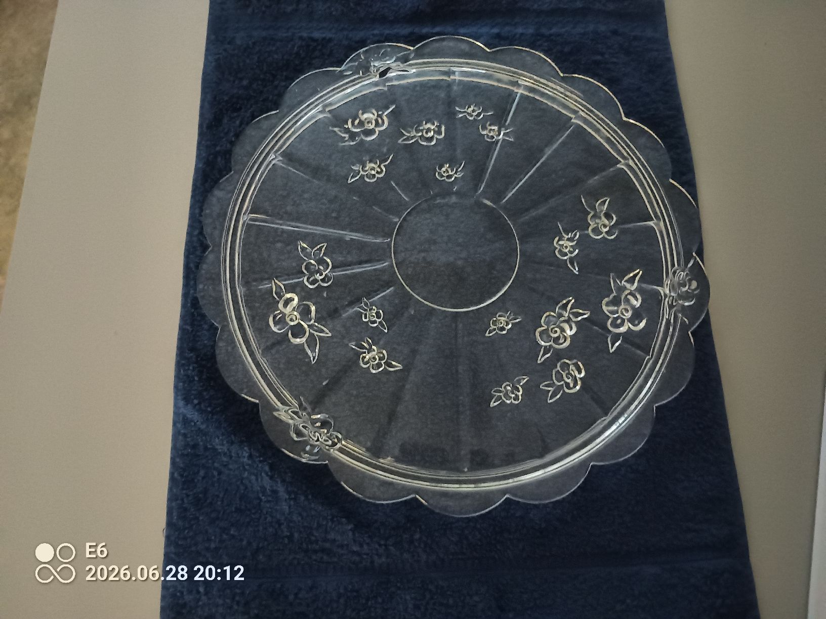 Servierplatten: Dekorative Glasplatte mit Blumenmuster – Gebraucht aus Zürich von Mitzi6 1