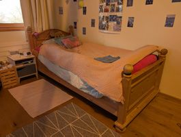 wunderschönes Kinderschlafzimmer; Bett, Regal und Nachttisch