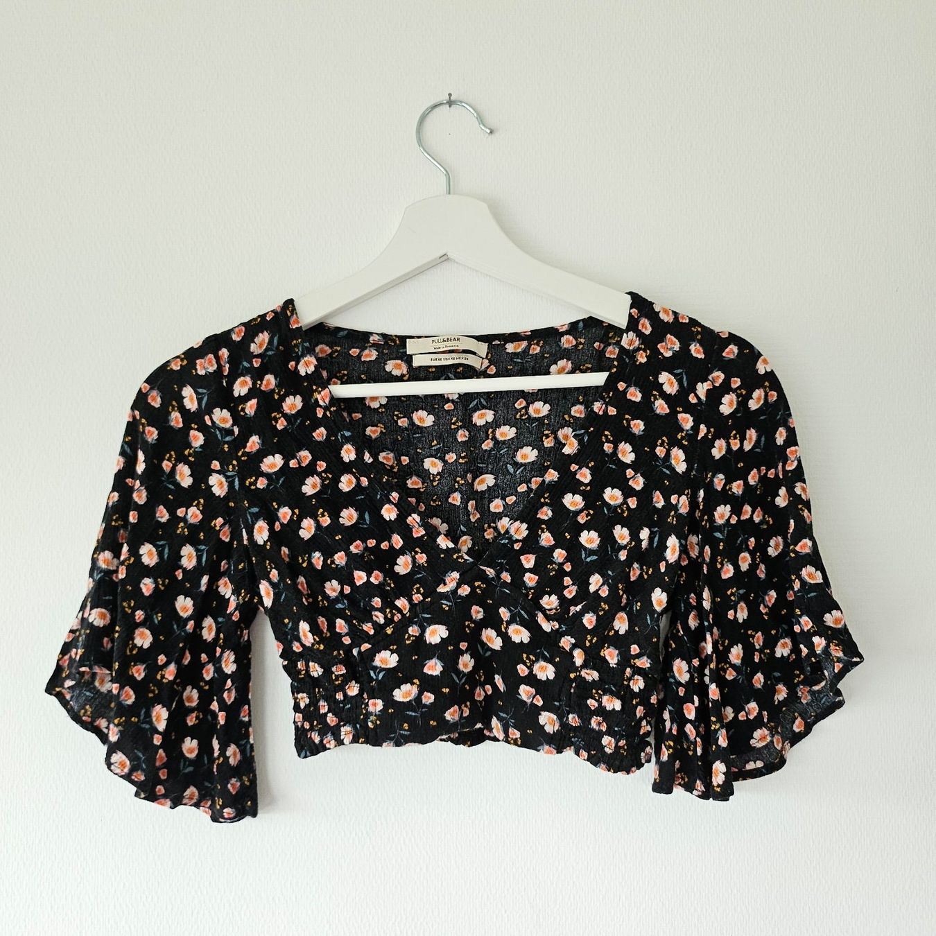 Pull&Bear Tops: PULL&BEAR Crop Top schwarz mit Blumenmuster – Gebraucht aus Winterthur von mar_9wjp