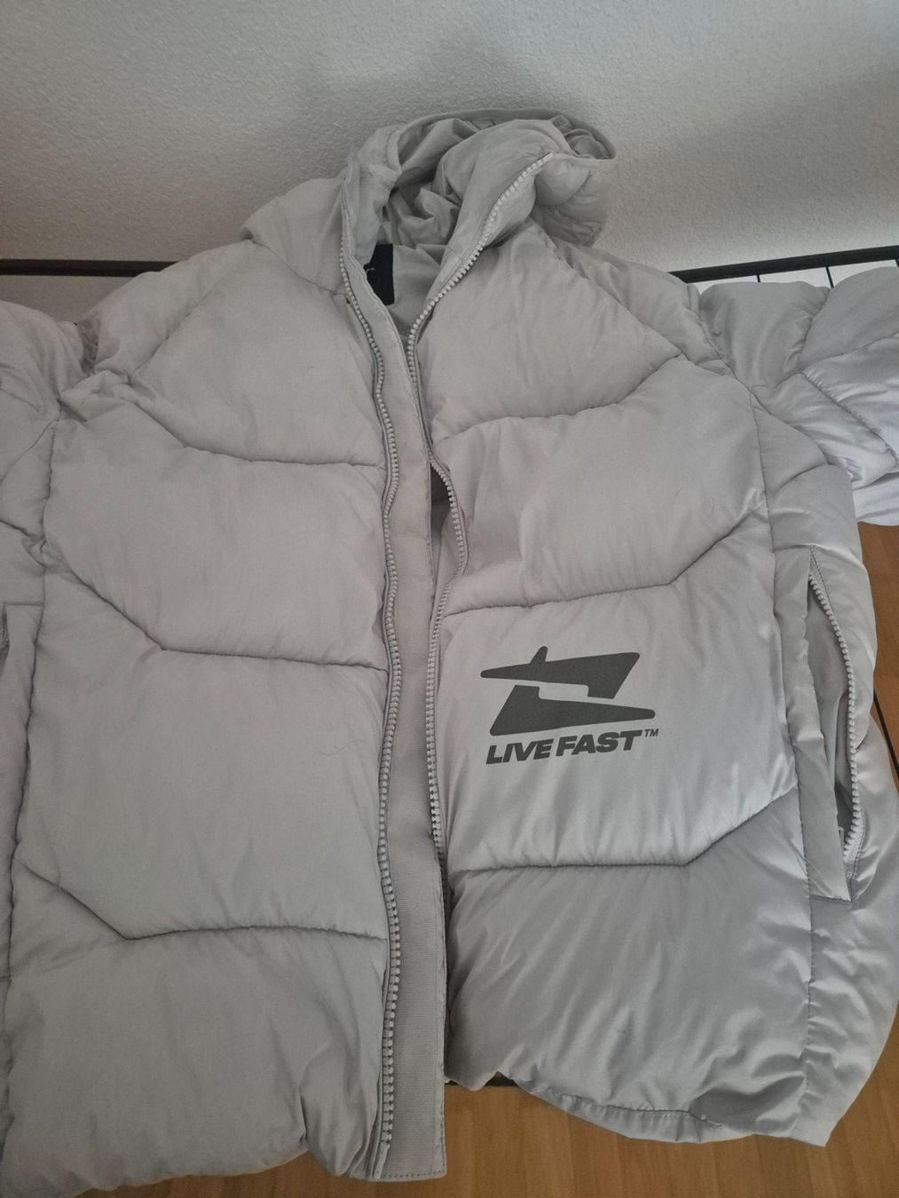 Jacken: Live Fast Puffer Jacket – Gebraucht aus Schüpfheim von zemp00