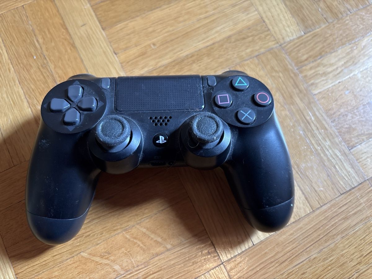 Sony Konsolen: Sony PS4 Controller Dualshock 4 schwarz – Gebraucht aus Spiez von Bluesky2000