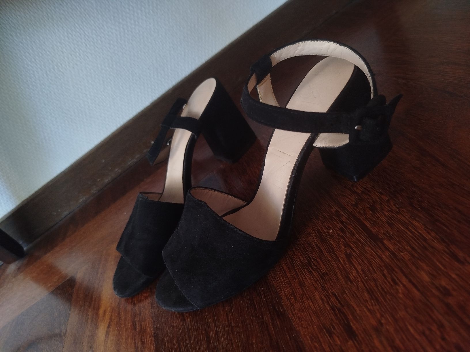 Mango Chaussures femmes: Riemensandalen mit mittlerer Absatzhöhe – D'occasion à St. Gallen par jbu_ns6v