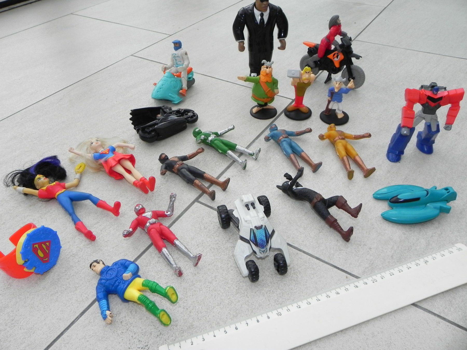 Spielzeuge: diverse Figuren Heldenfiguren Spielzeug – Gebraucht aus Stallikon von