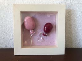Cadre décoratif en bois brut avec ballons en 3D, bon état.