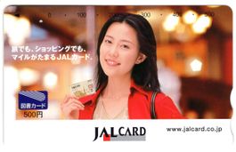 JAL CARD, hübsche Flugbegleiterin auf Telefonkarte aus Japan