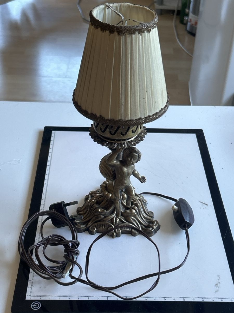 Lampade: Tischlampe Engel Messing mit Schirm (I13) – Usato da Neuenhof venduto da bro_9zsg