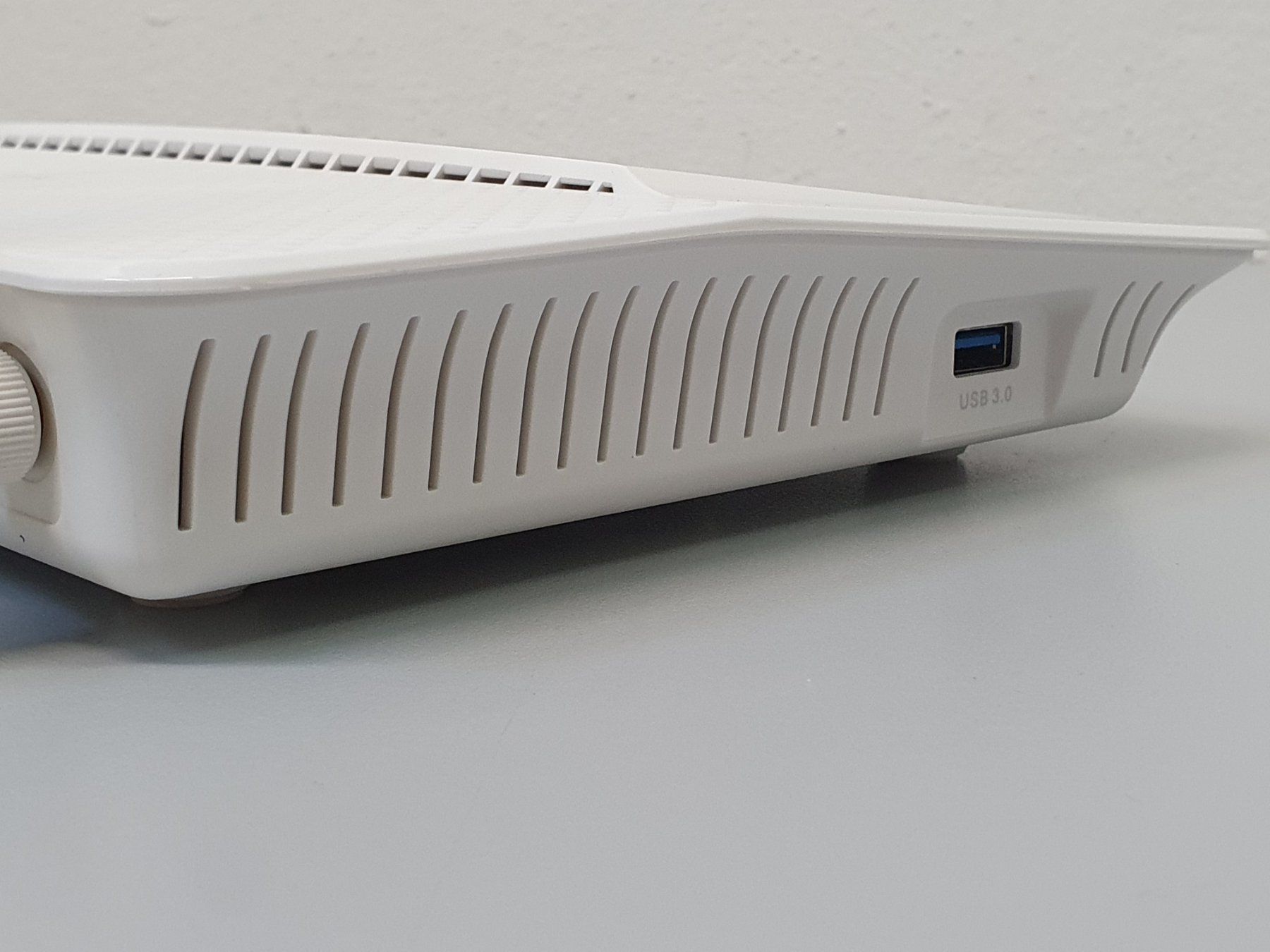 Dlink Modem & Router: D-Link DIR-880L AC WLAN Router – Usato da Hochdorf venduto da av-electronics 3