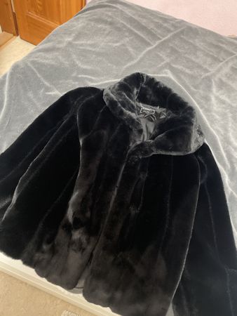 Schwarze GUESS Fell-Winterjacke, Top Zustand!