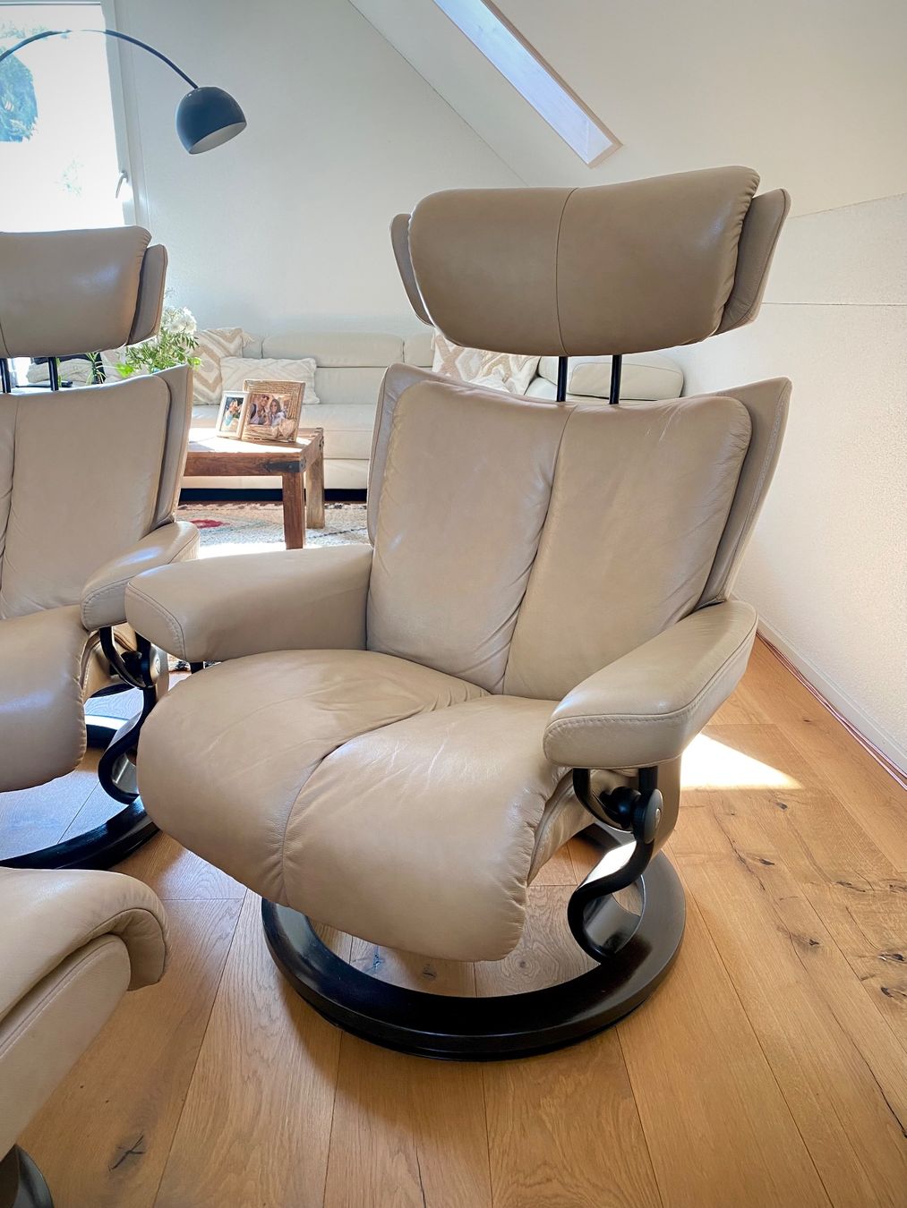Stressless Poltrone: 2 Stressless® Magic Relax Sessel Beige Größe M mit 1 Hocker – Usato da Rorbas venduto da Samayo_ 5