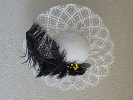 Fascinator Hut weisse Spitze, mit schwarzer Feder + Rose