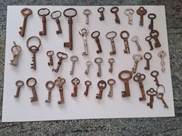 41 alte Schlüsseln mit unterschiedlichen Gr...