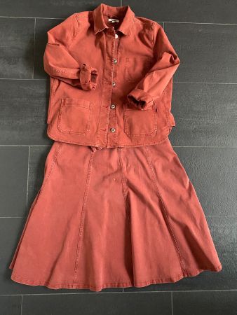 Schicker Jeans Kostüm in Rost Farbe für den Herbst