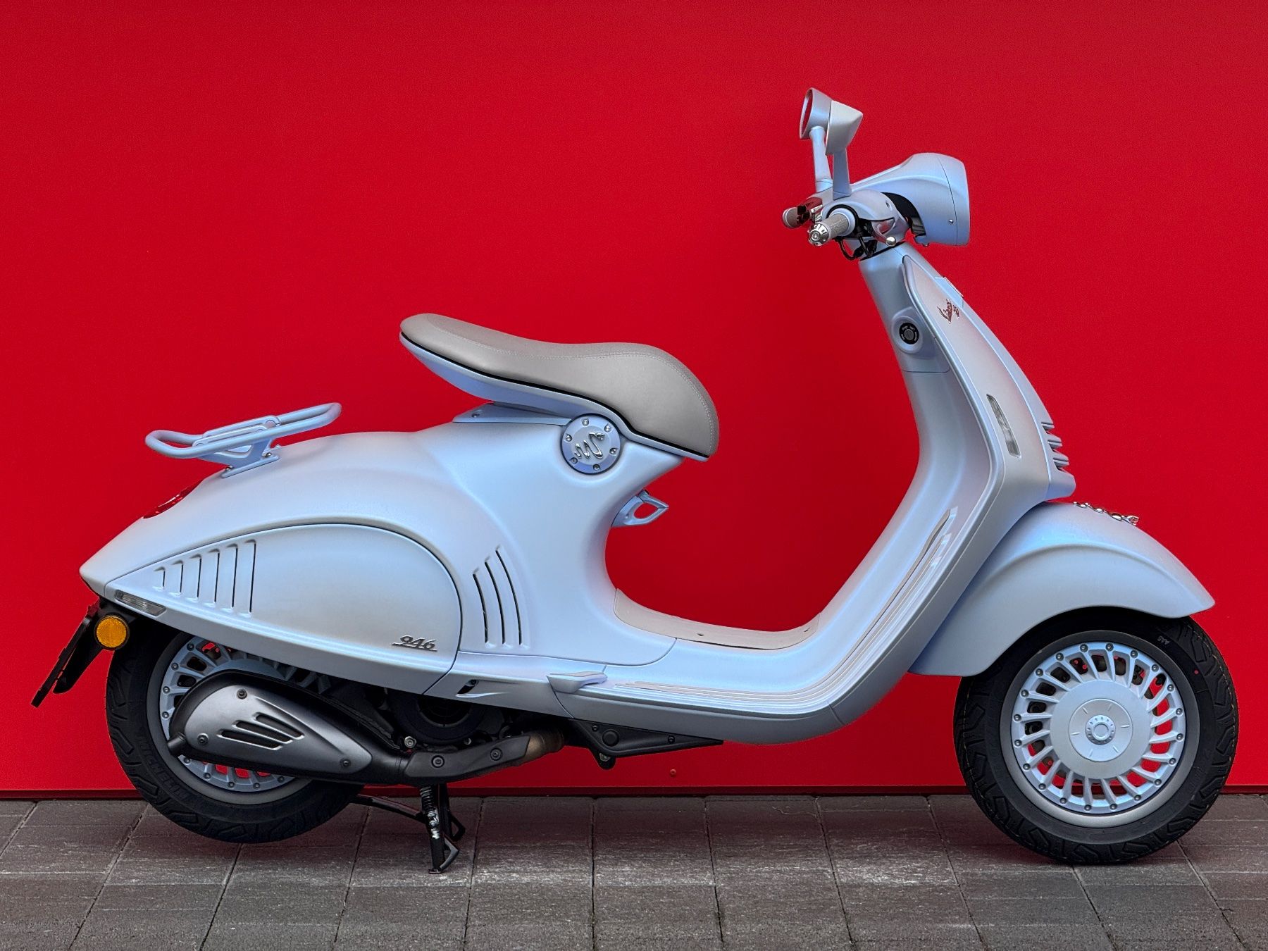 Vespa Scooters: Vespa 946 Snake – Neu und originalverpackt aus Meggen von leupimoto 3