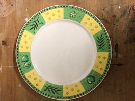 Schöner runder Porzellan Essteller Grün