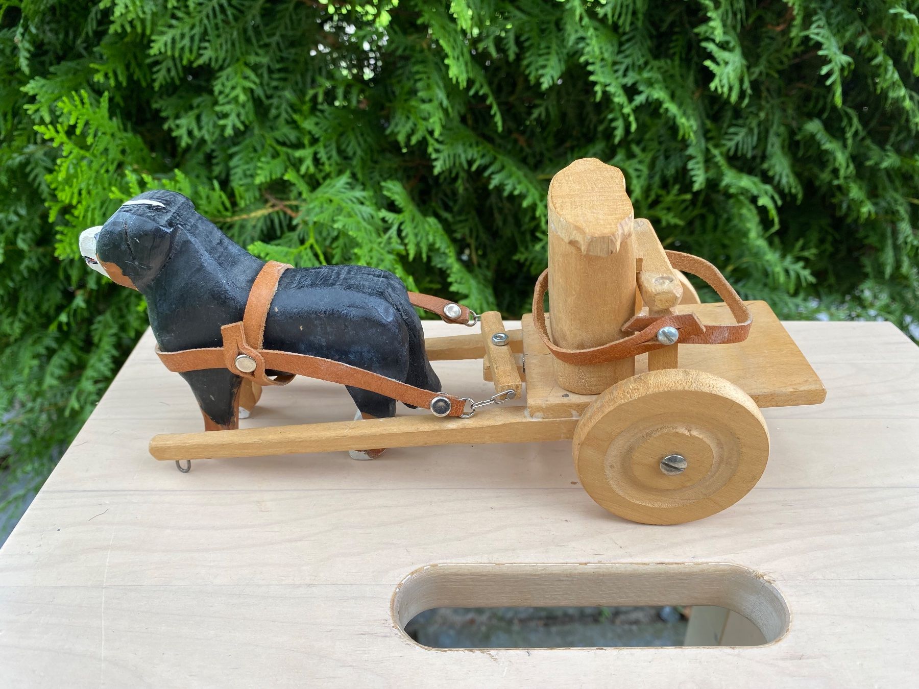 Glocken & Treicheln: schöner geschnitzter Berner Sennenhund mit Wagen – Gebraucht aus Feldbach von Olive1