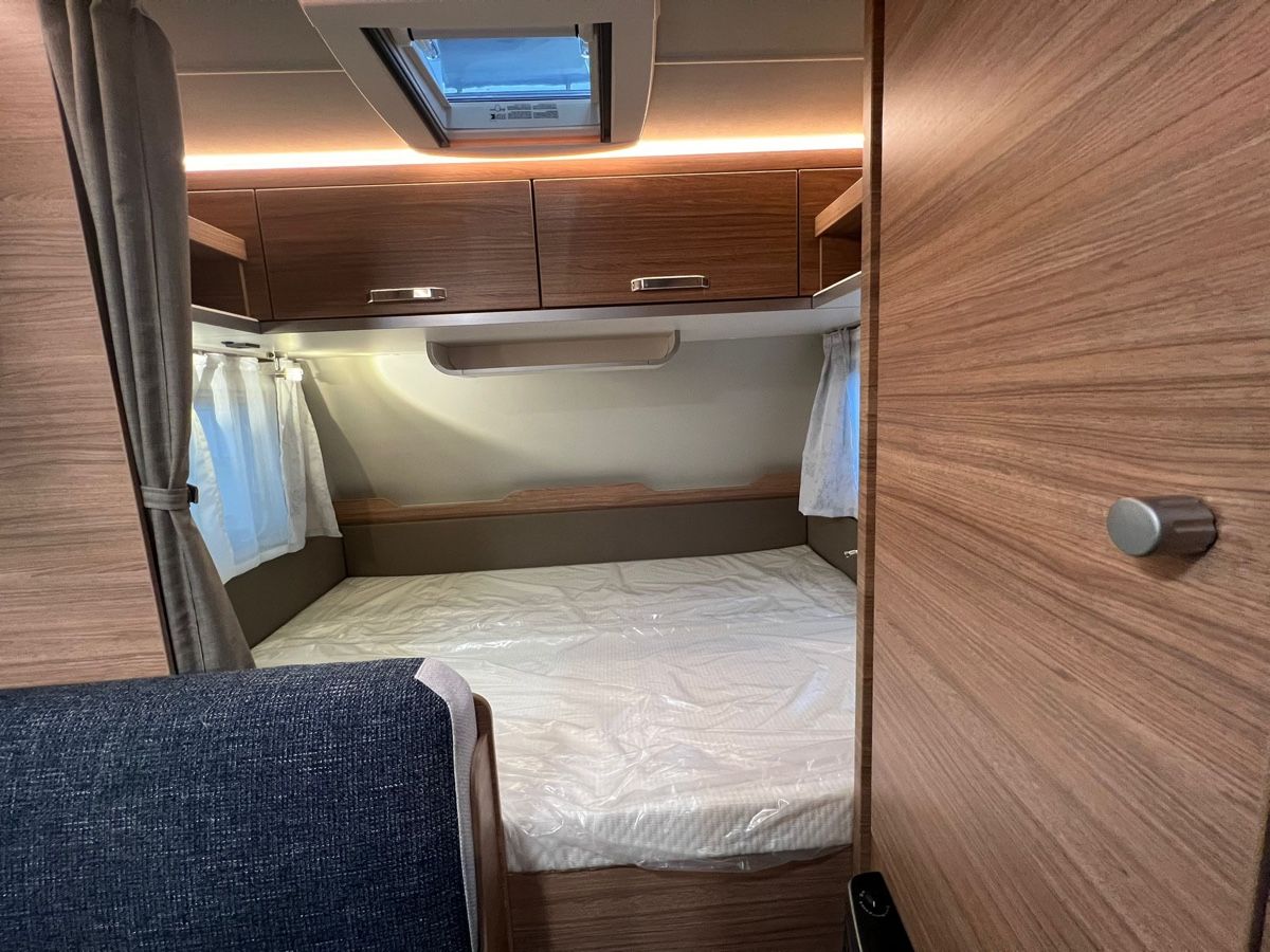 Camping Fahrzeuge: Weisberg Familien Wohnwagen – Gebraucht aus Weggis von Max.Otto 2