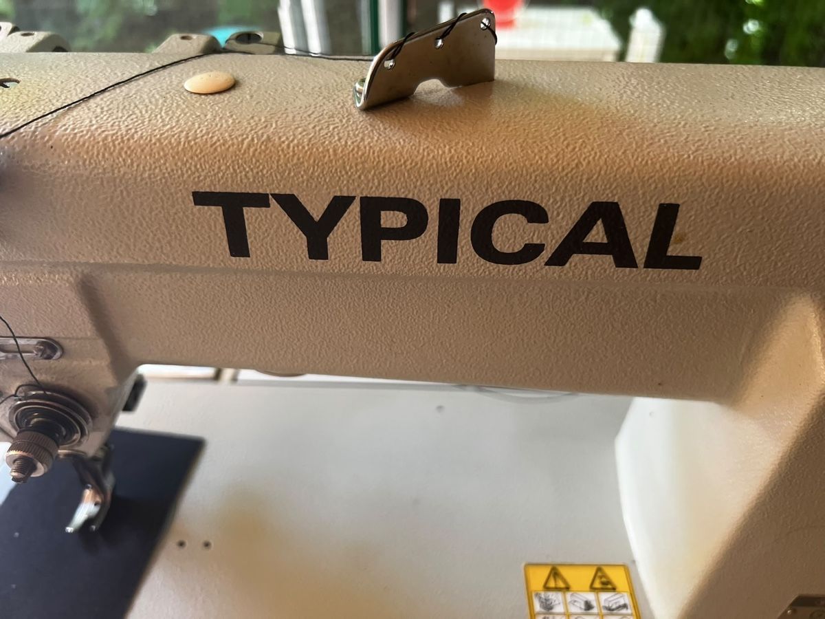 Machines à coudre: Nähmaschine Industrie Typikal 6-7d  – D'occasion à Hinteregg par nic_l5zl