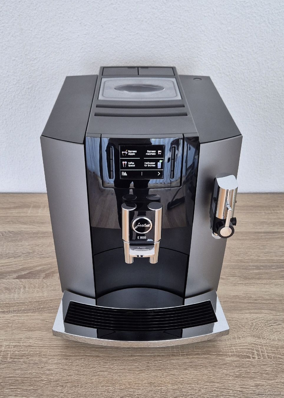 Jura Kaffeemaschinen & Espressomaschinen: Jura Kaffeevollautomat E800 – Gebraucht aus Sursee von Marcelo.22
