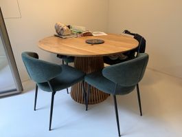 Runder Esstisch aus Holz mit 4 Stühlen, WESTWING