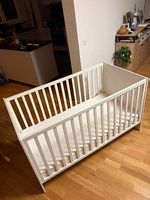 Lit de bébé avec matelas et protection