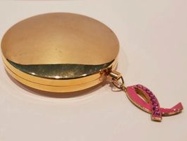 Estee Lauder Pink Ribbon Puderdose,  Erlös wird gespendet