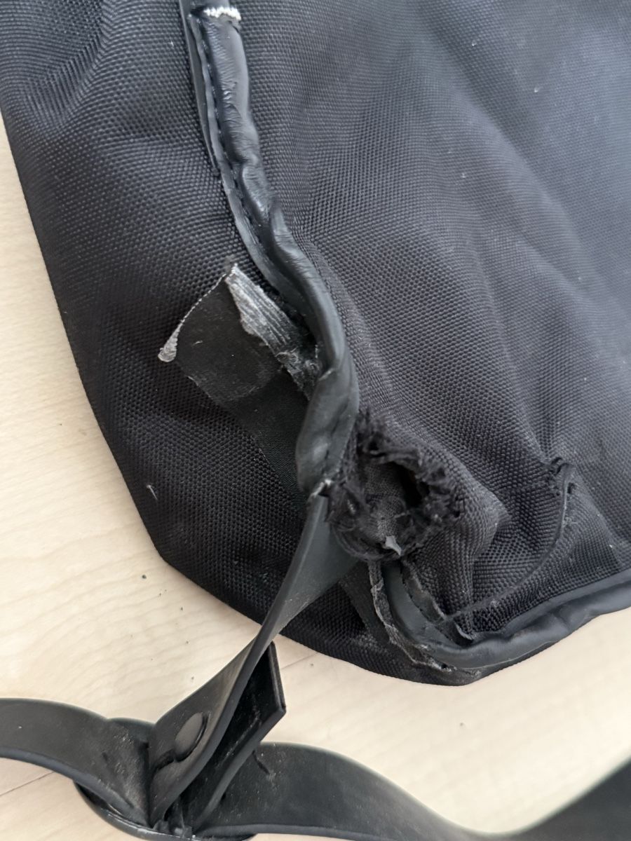 Rains Rucksäcke: Schwarzer Rains Rucksack – Defekt aus Neerach von lar_tkp2 4