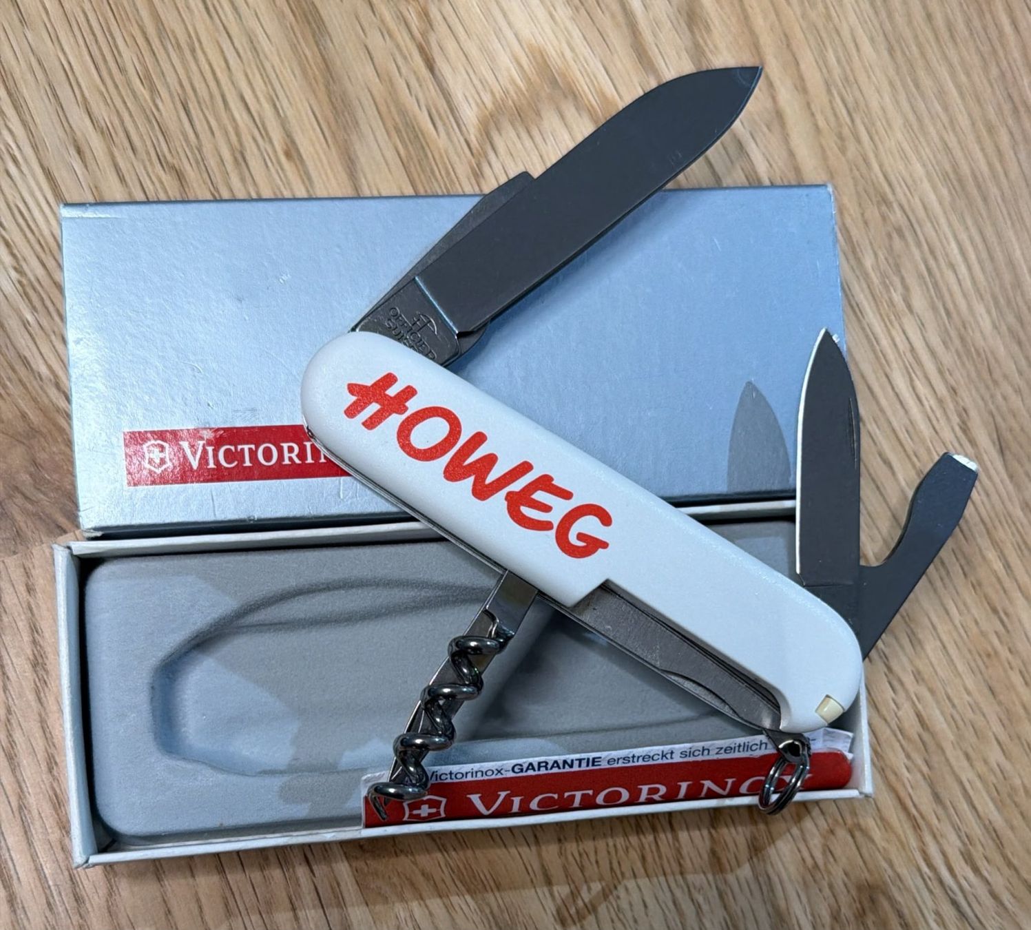 Victorinox Taschenmesser: VICTORINOX TASCHENMESSER HOWEG – Neu und originalverpackt aus Zürich von Frei-Occasionen 1