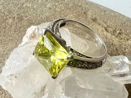 Silberring 925 MAHO limettengrüne Zirkonia & Pavébesatz G52