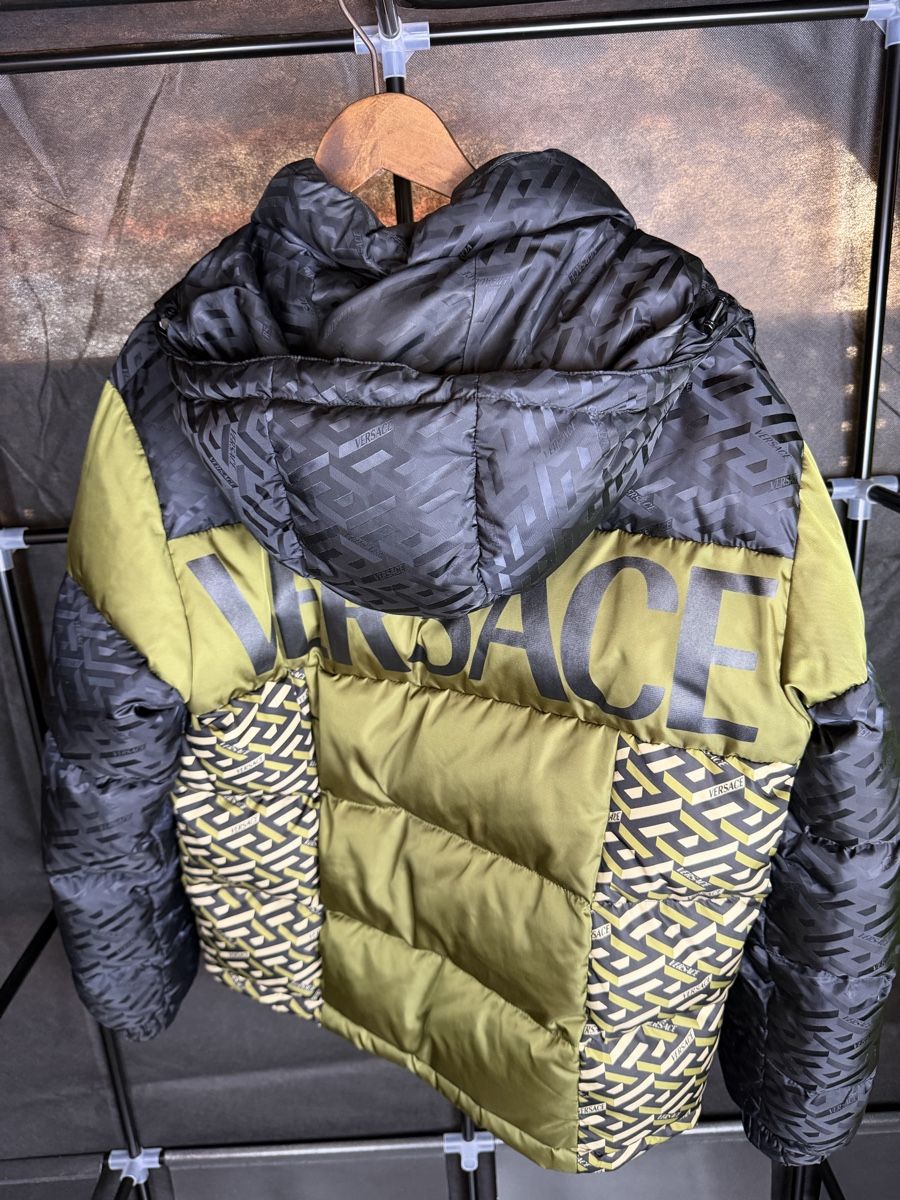 Versace Jacken: Versace Winterjacke – Steppdesign Gr. M – Gebraucht aus Haag (Rheintal) von BNMC.store 1