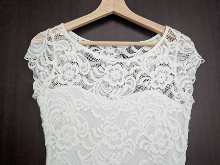 Vestito a tubino bianco con pizzo