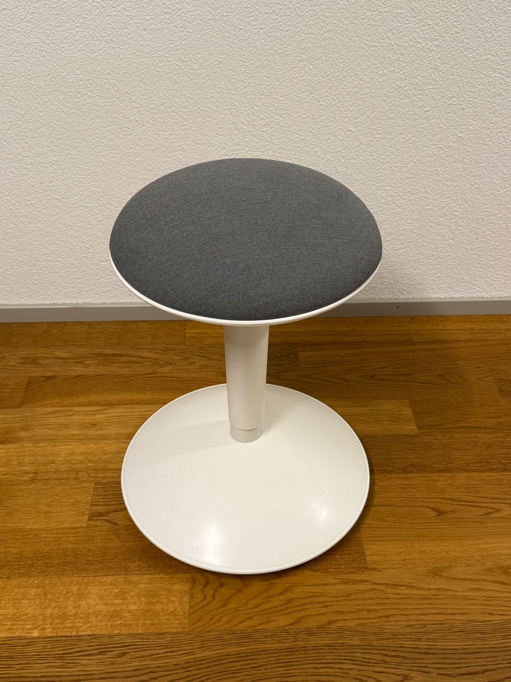 Ikea Stühle: Bürostuhl / Bürohocker NILSERIK – Gebraucht aus Zürich von ema_8pdf