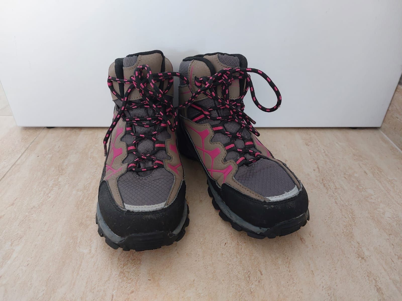 Decathlon Scarpe per ragazze: Chaussures de randonnée imperméables, taille 34! – Usato da Mont-sur-Lausanne venduto da ane_pgq6