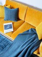 Gelbes skandinavisches Samt-Sofa