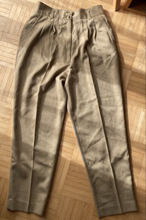 Beige Hose mit Bundfalten