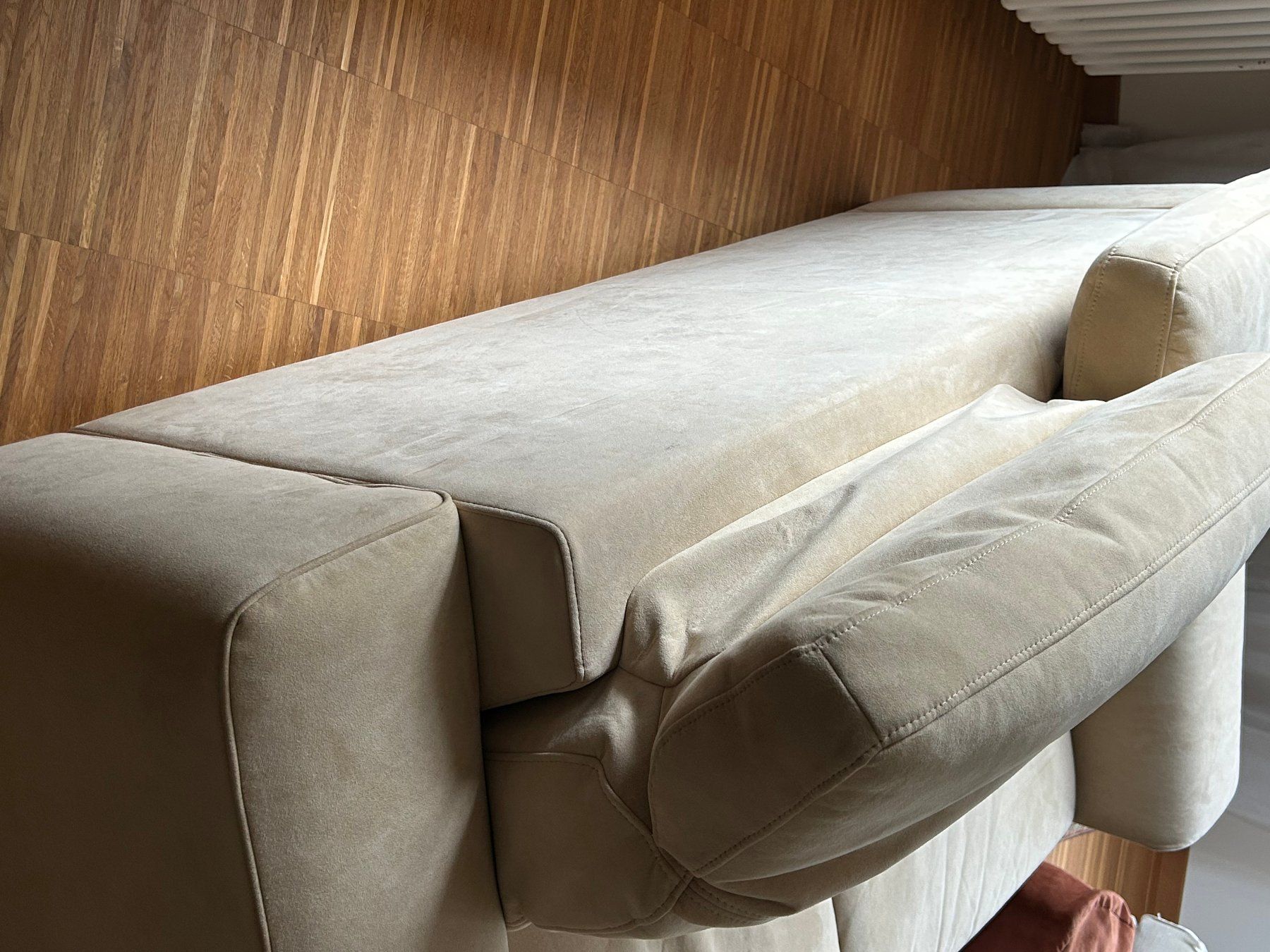 Natuzzi Divani: Sofa Alcantara Farbe sand – Usato da Winterthur venduto da eherundweg 4