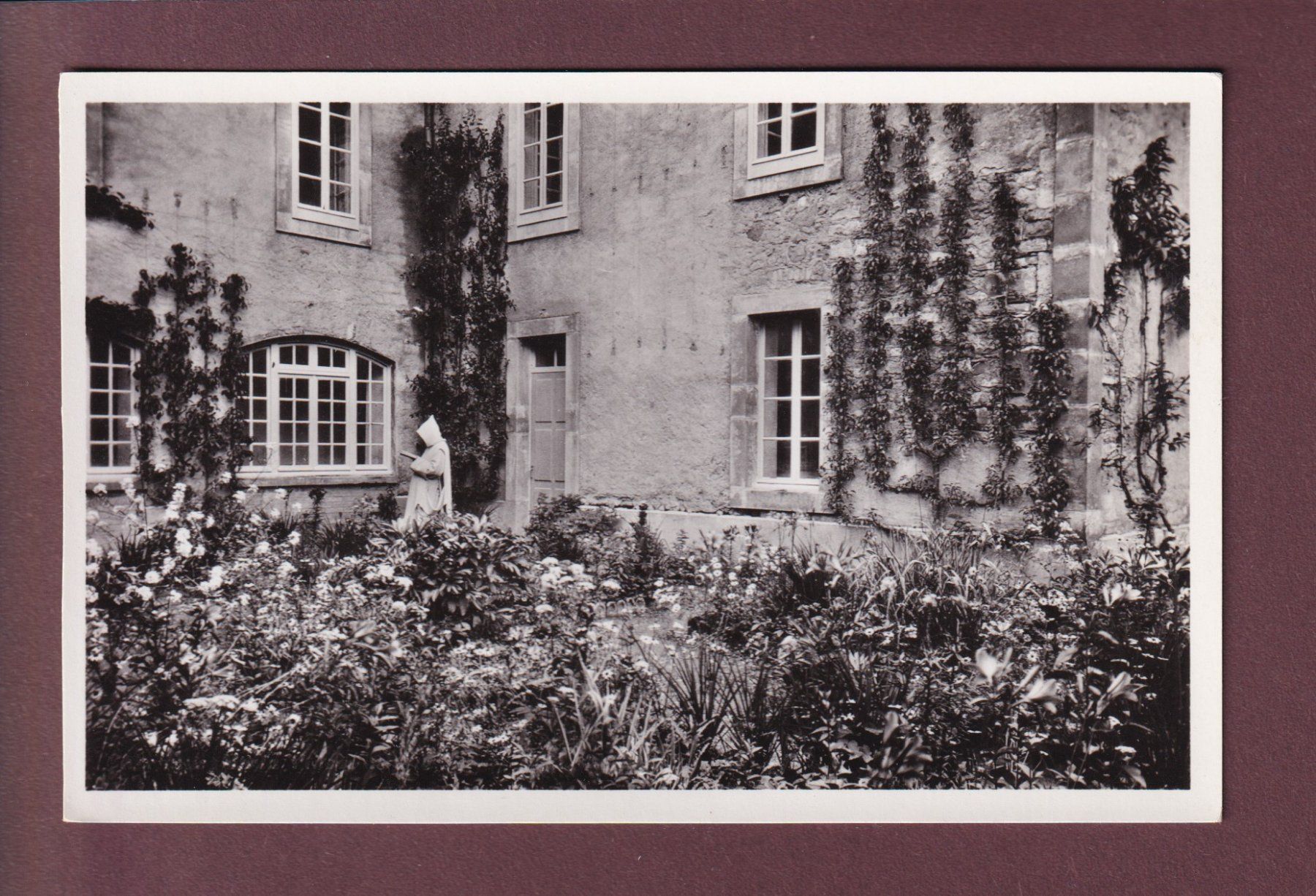 Cartoline postali: Chartreuse de la VALSAINTE - Jardin d'une cellule – Usato da Pully venduto da nicecards