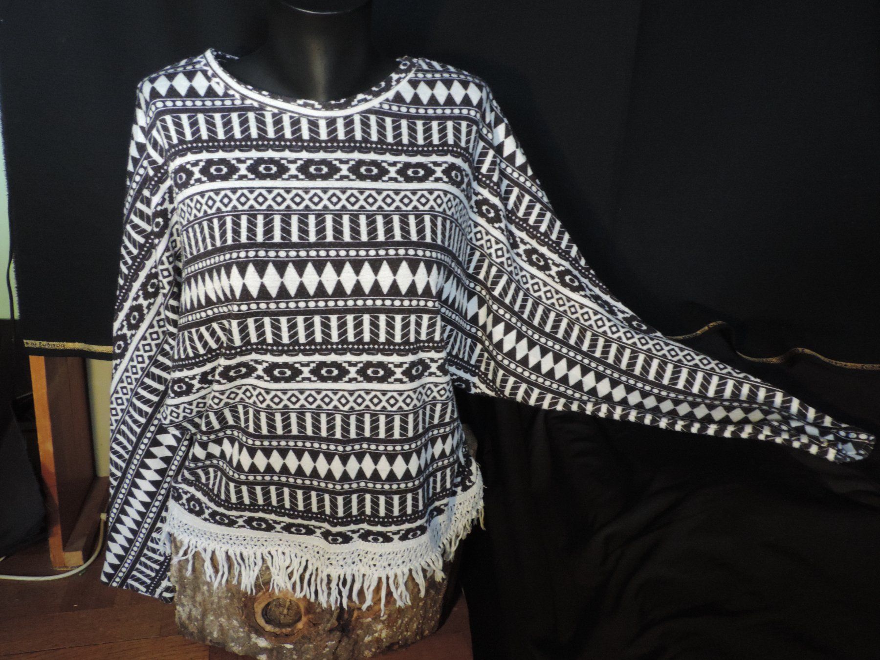 Top: pull léger tribal – Usato da Genève venduto da Axelle333 2