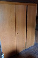 Sehr robuster geräumiger Kleiderschrank, Nussbaum furniert
