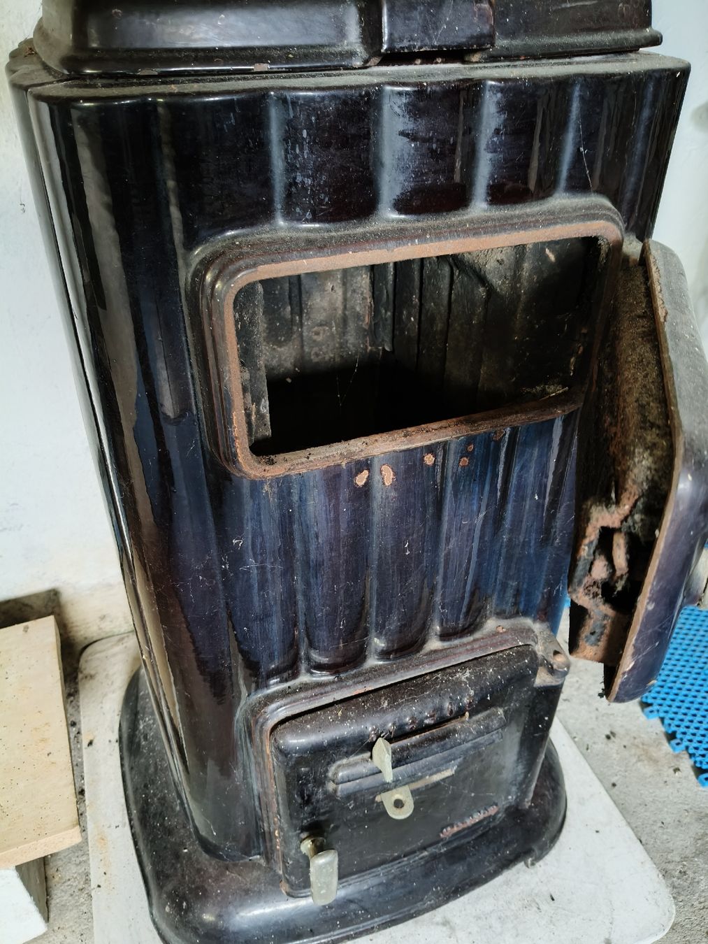Camini: Antiker Ofen / Kamin – Usato da Utzenstorf venduto da green29 2