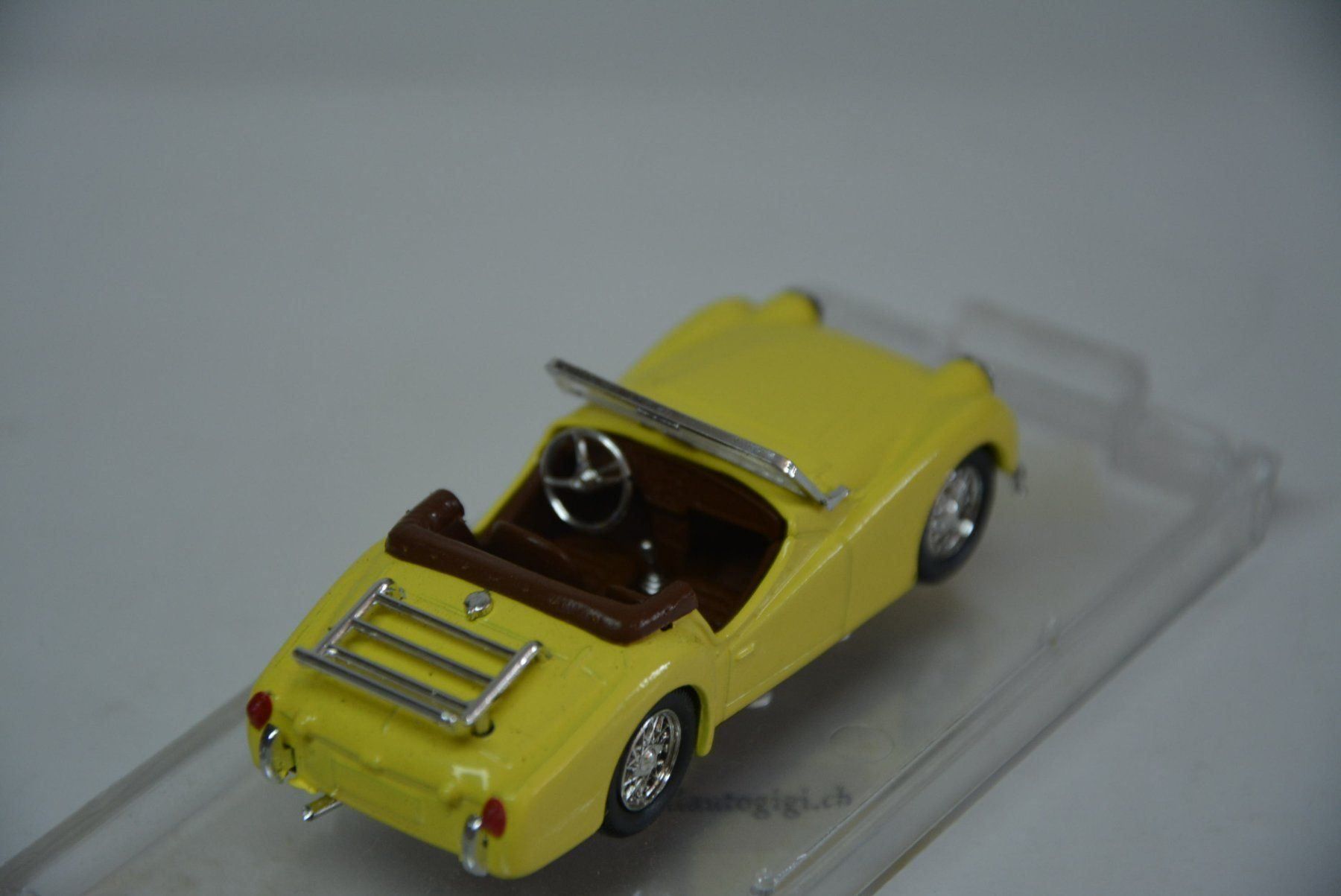 Triumph Modellini d'auto: Triumph TR3A 1958-61, Retro Vitese  1:43 – Nuovo e nell'imballaggio originale da Goldach venduto da Feivel9 6