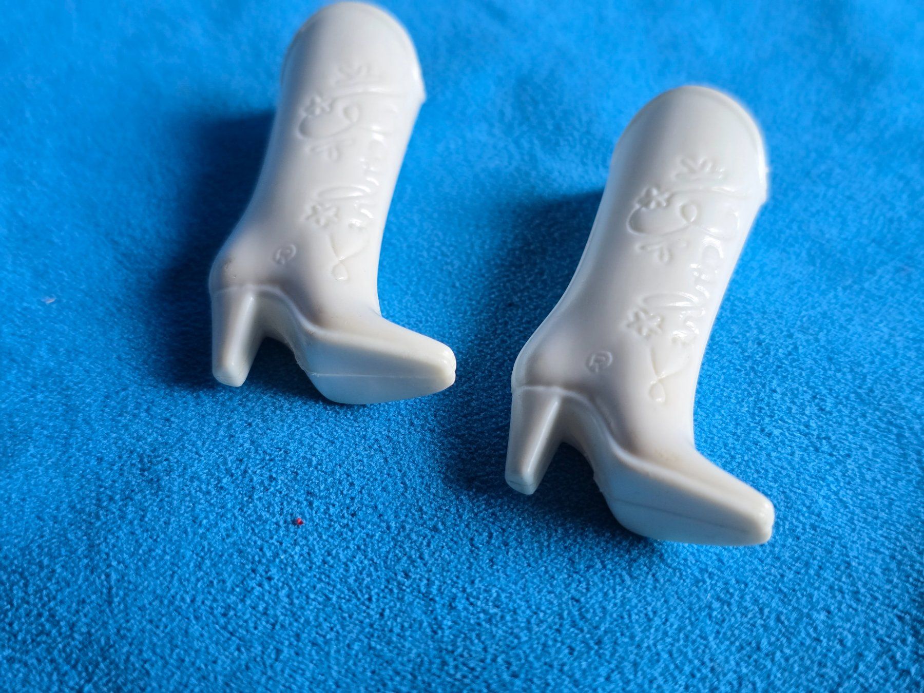 Jouets: Bottines Barbie blanches – D'occasion à versoix par moonkey02