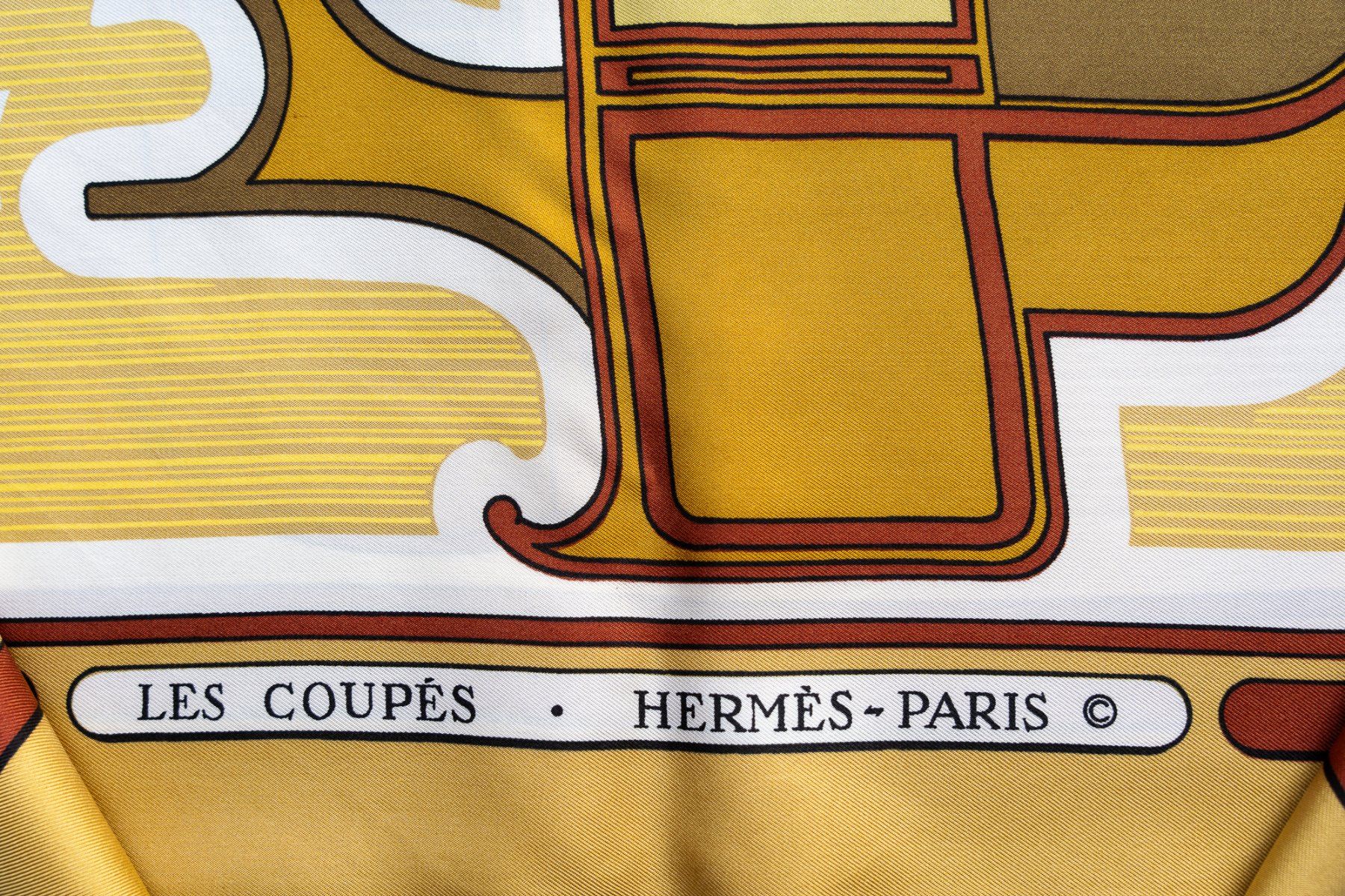 Hermès Foulard & Sciarpe: Carré Hermes "Les Coupes" Soie Jaune doré – Usato da Vevey venduto da Manicky 2