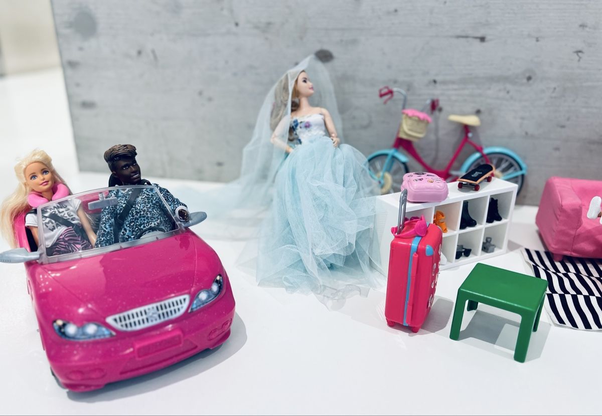Spielzeuge: Barbie Set, Cabriolet und Wohnzimmer, Kleider – Gebraucht aus Küsnacht ZH von Studjus 1
