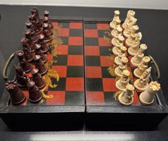 Scacchiera in legno con figure orientali
