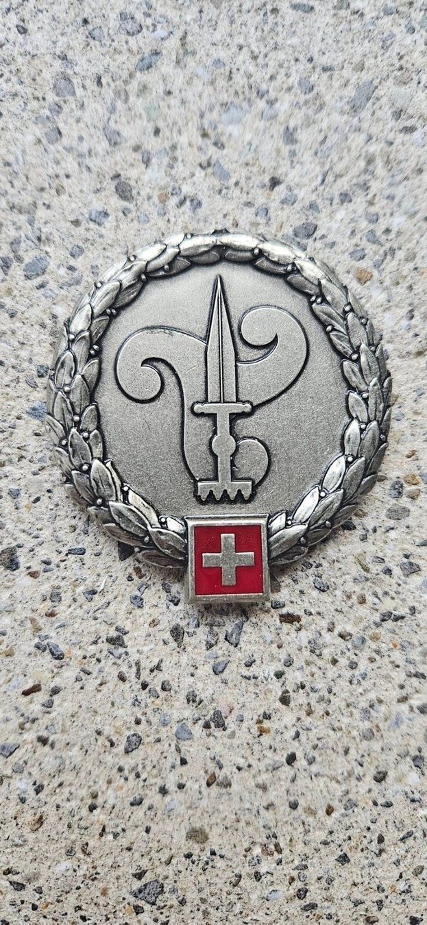 Schweizer Armee Placchette & Badge: *** Beretemblem Silber Schweizer Armee *** – Nuovo e nell'imballaggio originale da Riedholz venduto da fr_sIruP