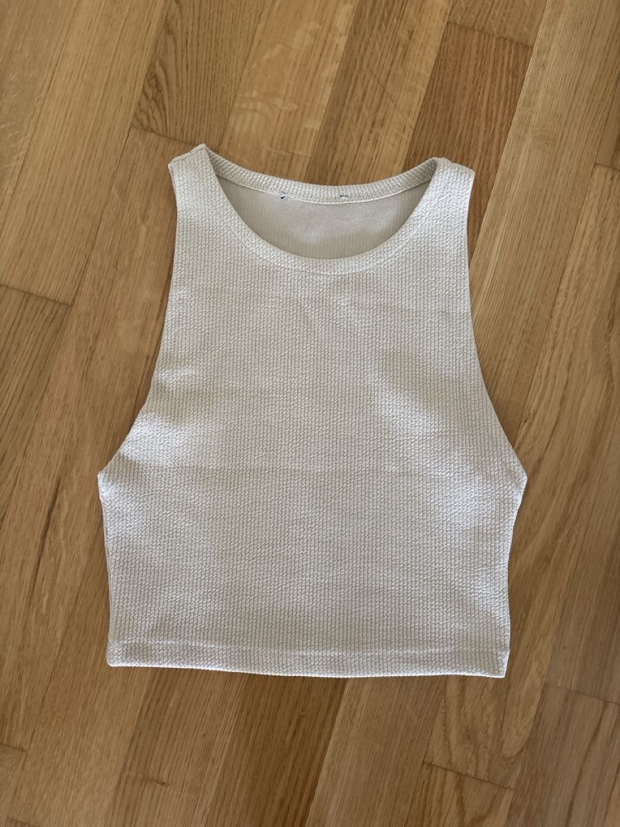 Top: Crop top beige texture gaufrée – Usato da Bulle venduto da ali_7fns